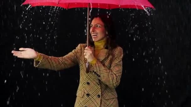 ヴィンテージ女性傘雨の天気予報を笑って — ストック動画