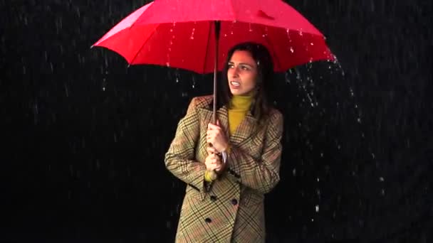 Женщина расстроена плохой погодой с зонтиком дождя — стоковое видео