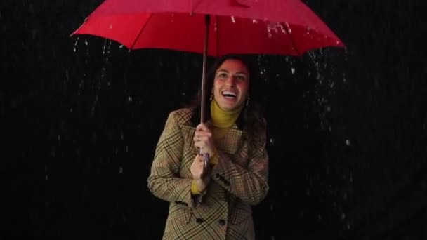 Jeune femme tenant parapluie rouge Rire pluie — Video