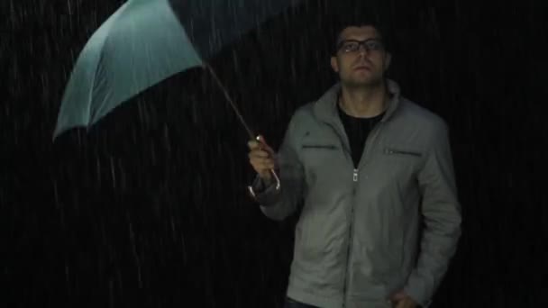 Junger Mann traurig über Regen-Unwetter-Konzept — Stockvideo