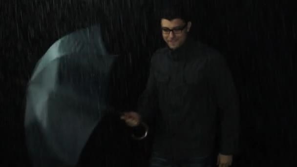 Hombre Confiado bajo Paraguas — Vídeos de Stock