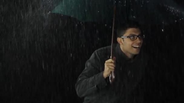 Homem feliz sorrindo sob guarda-chuva — Vídeo de Stock