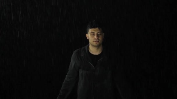 Mladý muž vykoupení v dešti zvyšování rukou — Stock video