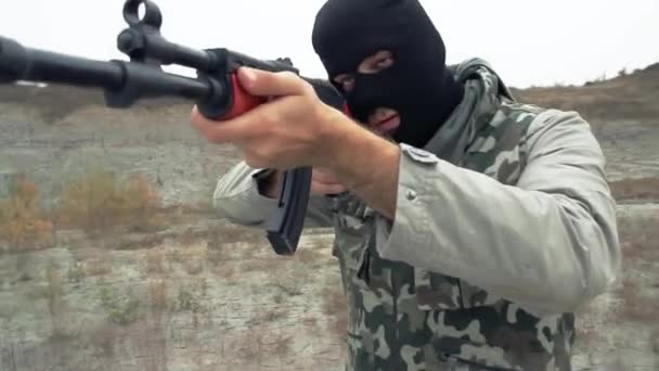 Gemaskerde Man Kalashnikov wandelen rook oorlog — Stockvideo