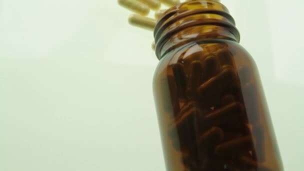 Таблетки из банки с лекарствами пролили на стол наркомании Концепция — стоковое видео