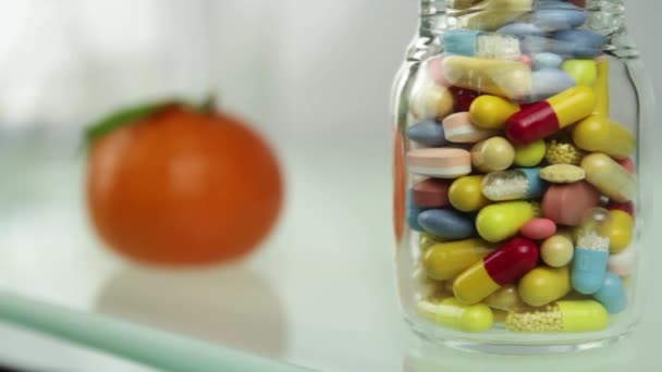 Natuurlijke vitaminen vers fruit of kunstmatige pillen — Stockvideo