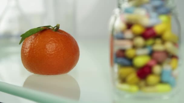 Opción natural o artificial mandarina frente a pastillas — Vídeos de Stock