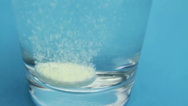 Aspirin Pill Dissolving Glass Closeup — Stock Video