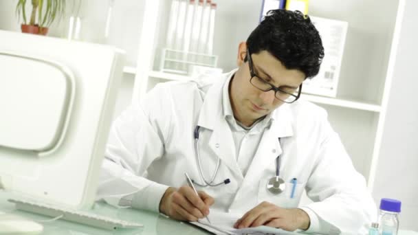 Médico Médico Médico Firma y Entrega de RX Prescripción — Vídeos de Stock