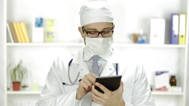 Doctor Comparing Xray and Tablet PC New Technology Concpet — Stock Video