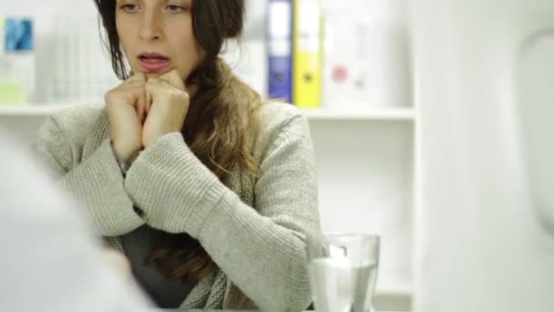 Mulher Doctor Office Feliz aliviado positivo Boa notícia — Vídeo de Stock