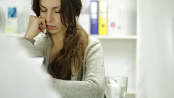 Haberler endişe verici doktor ofisinde endişeli genç kadın üzgün — Stok video