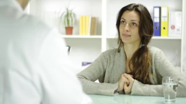 Lachende jonge vrouw nemen voorschrift van de arts — Stockvideo