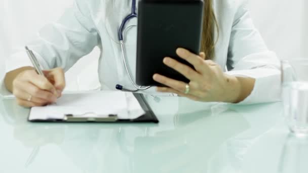 Médico femenino Tablet de trabajo PC Tecnología de investigación médica — Vídeos de Stock