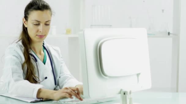 Doctora joven trabajando en la oficina Sonriente de computadora — Vídeos de Stock