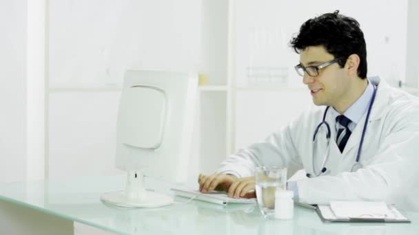 Feliz guapo médico escribiendo en la computadora sonriendo OK — Vídeo de stock