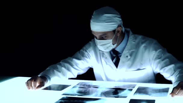 Υγειονομικής περίθαλψης γιατρό προσεκτικά εξετάζοντας X ray ιατρική έννοια — Αρχείο Βίντεο
