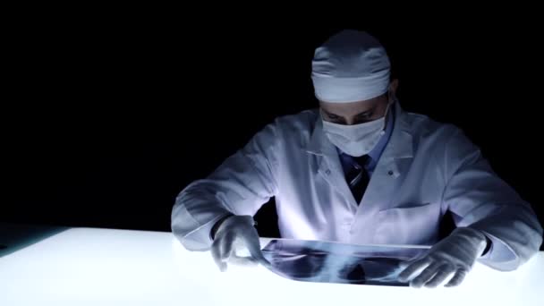 Медицинский детектив исследует лабораторию темных улик — стоковое видео