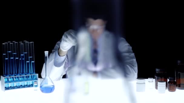 Médico Examinando reacciones químicas en laboratorio — Vídeos de Stock