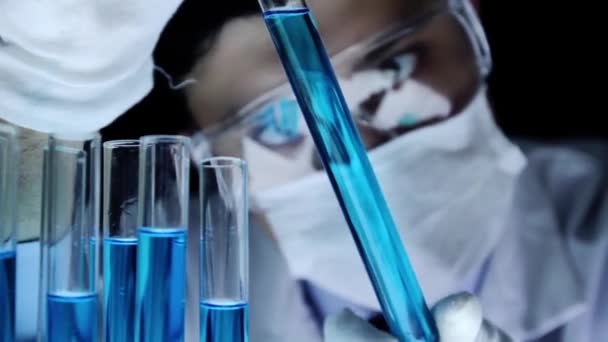 Chemiker untersucht Reagenzglas aus nächster Nähe