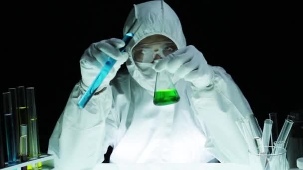 Biochimiste examinant le tube à essai de bécher — Video