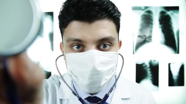 Csinos orvos sztetoszkóp rázta fejét rossz hír fogalma — Stock videók