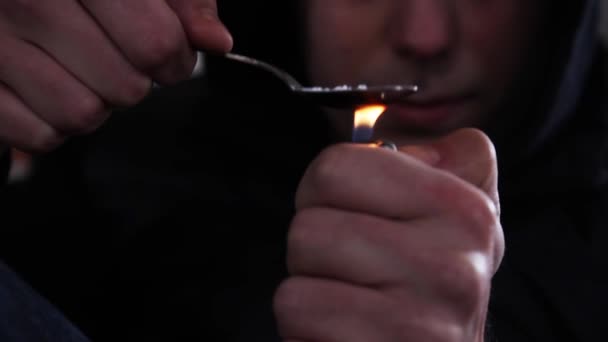 Uyuşturucu bağımlısı kullanarak uyuşturucu kahraman — Stok video