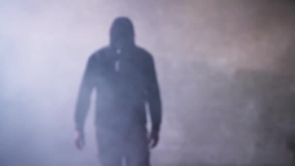 Людина в газовій масці — стокове відео