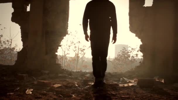 Güneş ışığı karanlıktan doğru yürüyen adam — Stok video