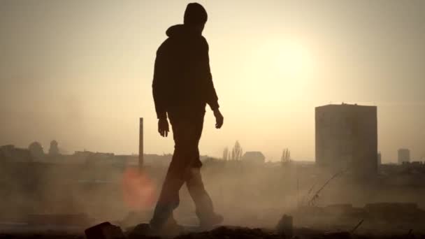 Hombre caminando hacia el borde del techo — Vídeos de Stock