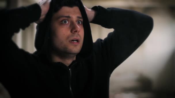 Muž křičí v zoufalství s kapucí — Stock video
