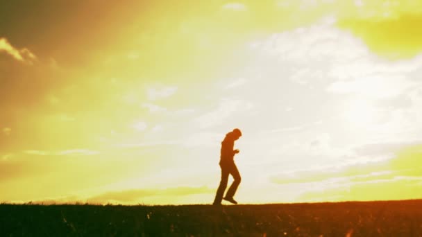 Hombre corriendo prado naturaleza puesta del sol sol llamarada salud concepto — Vídeo de stock