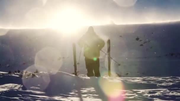 Hombre adoración Pose en pendiente montaña nieve deriva viento — Vídeo de stock