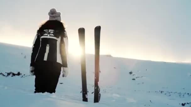 Kvinnan snö lutning Vinterberg når framgång koncept — Stockvideo