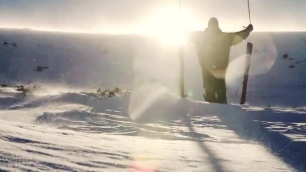 Randonnée pédestre Homme levant les mains Belle hiver Montagne Soleil — Video