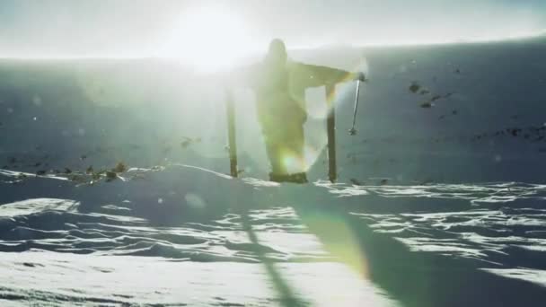 Człowieka, ciesząc się zimowe słońce piękne szczyt — Wideo stockowe