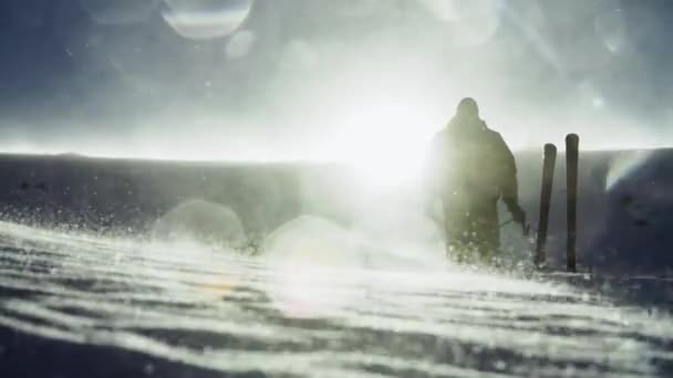 Skifahrer hebt Hände Berggipfel Sonnenstrahl — Stockvideo