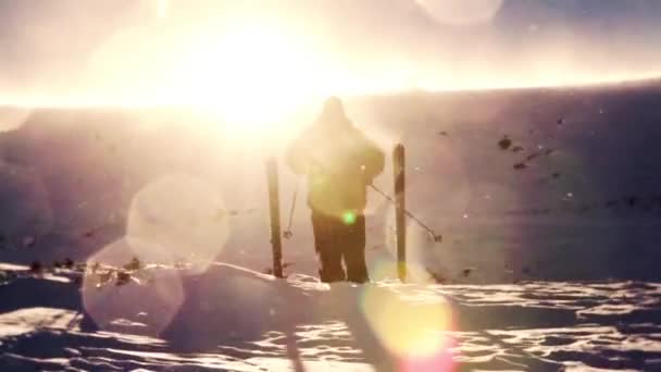 Éxito hombre alta montaña invierno nieve viento — Vídeo de stock