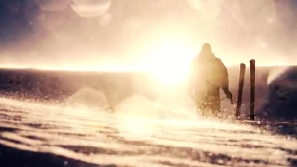 Hermosa montaña nieve sol llamarada hombre adoración Pose — Vídeo de stock