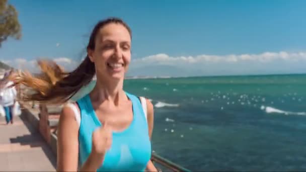 Молодих Fit активний жінка працює Boardwalk море океану літній ранок дня, посміхаючись, сміючись радість щастя повільному берегової лінії Hd — стокове відео