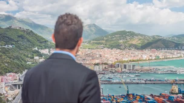 Erfolg erfolgreicher junger Geschäftsmann stehend Skyline Port Shipping Manager Schiffe Frachtverteilung Wirtschaft Fertigungsmanagement hd — Stockvideo