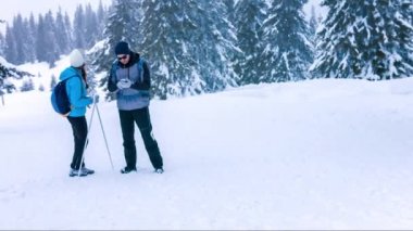 Couple Man Woman Kayıp Dağlar Kar Yönleri Haritası Cep Telefonu 3g 4g Bağlantı Arama Tehlike Kar Çığ Kayak Yürüyüş Tırmanma Zirvesi