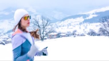 Kış sporu Soğuk Kar Koşucusu Açık hava koşucusu Yaşam Tarzı Sağlıklı Formda Genç Bayan Sporcu Egzersiz Beyazlar İnsanı