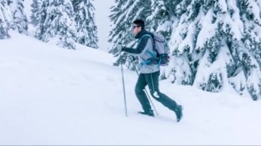 Kar Blizzard adam soğuk kış yürüyüş erkek insanlar dağ sırt çantası etkinlik aşırı zam fırtına açık doğa yürüyüşü Hiking ağaç beyaz ekipman