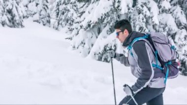 Adam Kayıp Kar Dağ Seyahat Kış Holding Kişi Macera Yürüyüş Sırt Çantası Yürüyüşçü Genç Outdoors Doğa Erkek Oryantasyon Rota Turist