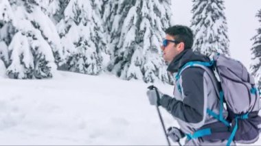 Kışın Soğuk Hava Gezgini Gezgin Gezgin Macera Gezisi Buz Dağı Dağları Dağları Dağları Dağları Aktif Yüksek Yürüyüş Eşitlik Sezonu Turist Adam Gezisi Dağcı Doğa Dışı