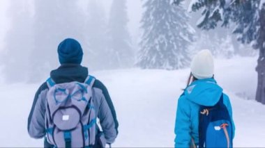 Kış İnsanları Kadın Karlı Erkek Açık havada İki Beyaz Yürüyüş Birlikte Genç Doğada Mutlu Park Kızı Tatil Erkek Kafkas Mutluluğu Aile Kartaneleri Gülümseyen Kar Taneleri Çocuk Gençliği