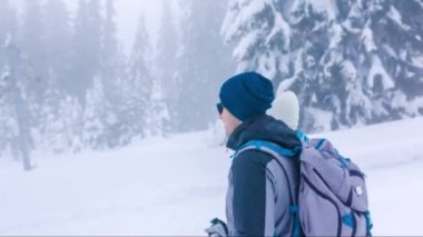 Aile Kadın Aşk Kız Spor Fitness Çift Adam Doğa Kış Kar İnsanlar Mutlu Erkek Kayakçı Gülümseyen Sezon Kayak Tatil Soğuk Arkadaşlar Eğlence Mutluluk Kafkas Genç Dağ Birlikte Neşeli Outdoors Kadın Dağlar