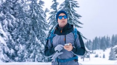 Kayıp Erkek Kar Adam Sırt Çantası Seyahat Turist Holding Kış Dağ Yürüyüşçü Arama Yürüyüş Macera Yürüyüş Kursu Dağcı Kılavuzu Rota Trekking Ekipmanları Dağcı Oryantasyon Ayakta Yön Açık Küresel Extreme Trip