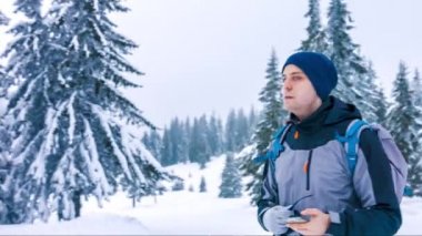 Person Man Doğa Kış Kayıp Erkek Kar Sırt Çantası Seyahat Turist Holding Dağ Yürüyüşçü Arama Yürüyüş Macera Yürüyüş Kursu Dağcı Kılavuzu Rota Trekking Ekipmanları Climber Standing Direction Outdoors Global